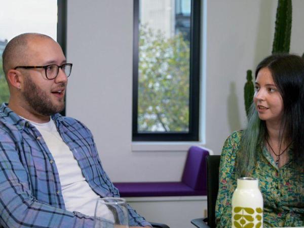 BBC Mundo: Luke y la genealogista Laura House.