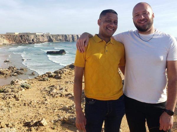 BBC Mundo: Luke dice que conocer a su padre Carlos (izquierda) y a sus hermanos fue "hermoso"