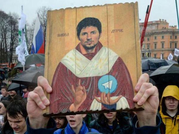 BBC Mundo: Manifestantes con una pintura estilizada que representa al fundador de Telegram, Pavel Durov.