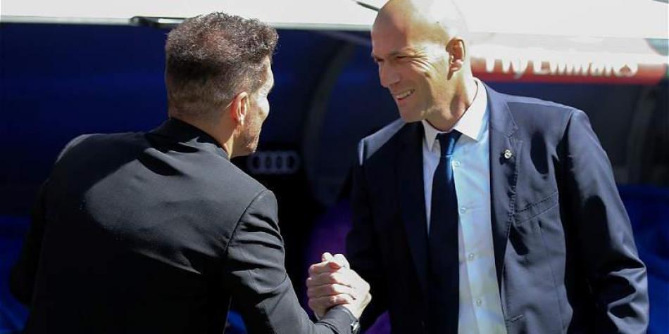 Encuentro de entrenadores: Diego Simeone (Atl&eacute;tico) saluda a Zinedine Zidane (Real).