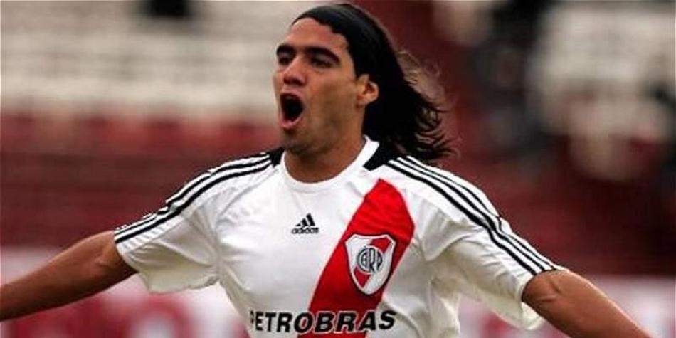 Uno de los m&aacute;s recordados y exitosos, adem&aacute;s de recientes colombianos que jugaron en River, Falcao se hizo grande en la cantera, gan&oacute; con el primer equipo y rompe redes en Europa.