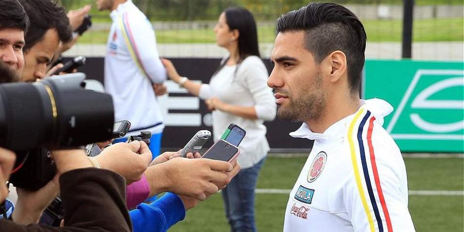 El delantero de la Selección Colombia, Radamel Falcao García, atendiendo a los medios de comunicación.