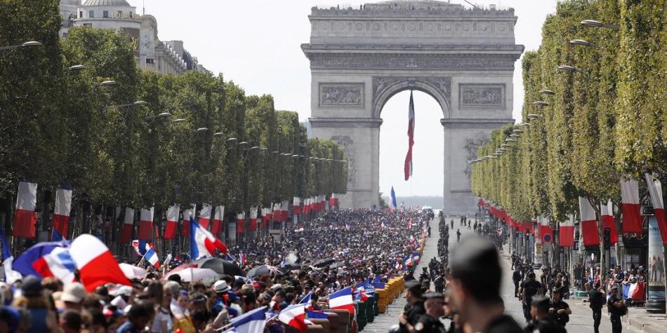 Multitud parisina frente al Arco del Triunfo
