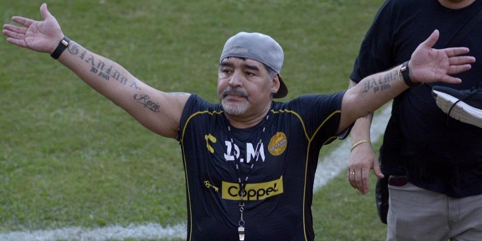 Diego Maradona saludando a la afición de Dorados