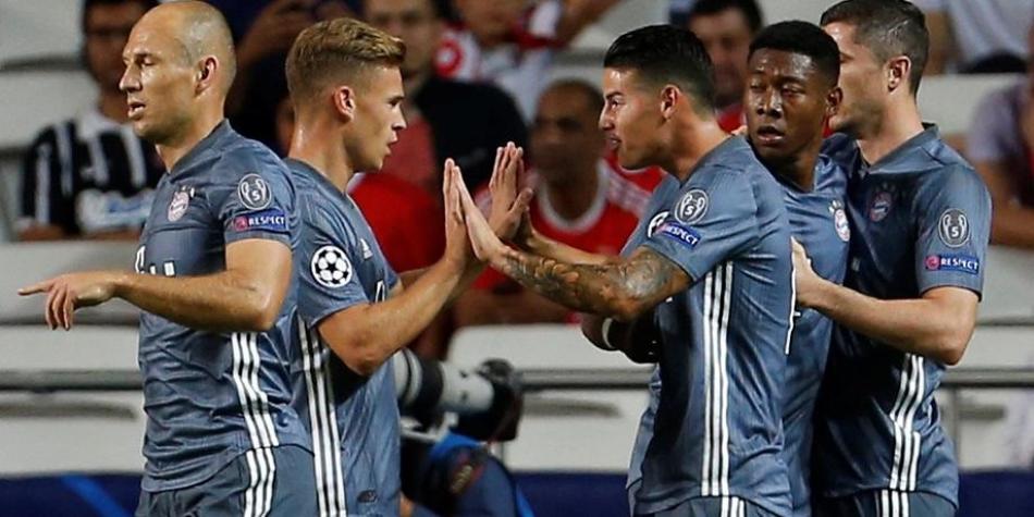 James Rodríguez celebrando con sus compañeros el primer tanto del partido.