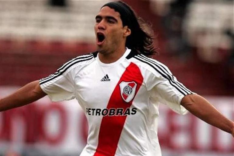 Uno de los m&aacute;s recordados y exitosos, adem&aacute;s de recientes colombianos que jugaron en River, Falcao se hizo grande en la cantera, gan&oacute; con el primer equipo y rompe redes en Europa.