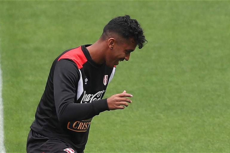 Renato Tapia, volante de la selección de Perú.