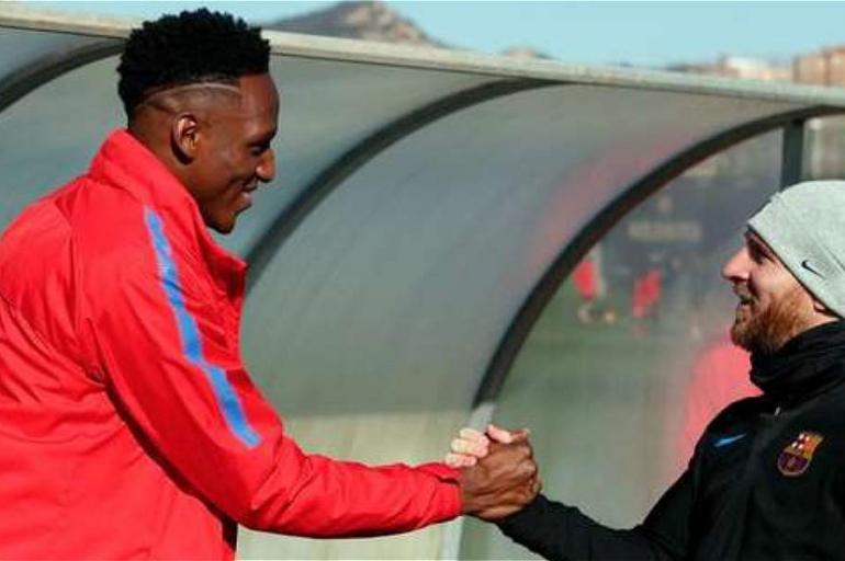 Lionel Messi (der.) le dio la bienvenida a Yerry Mina al Barcelona.