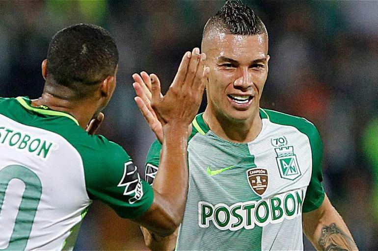 Mateus Uribe (der.), es uno de los jugador importantes en Atlético Nacional.