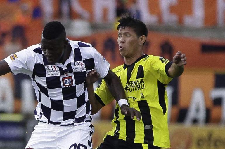 Rafael Carrascal (der.), durante un partido con Alianza.