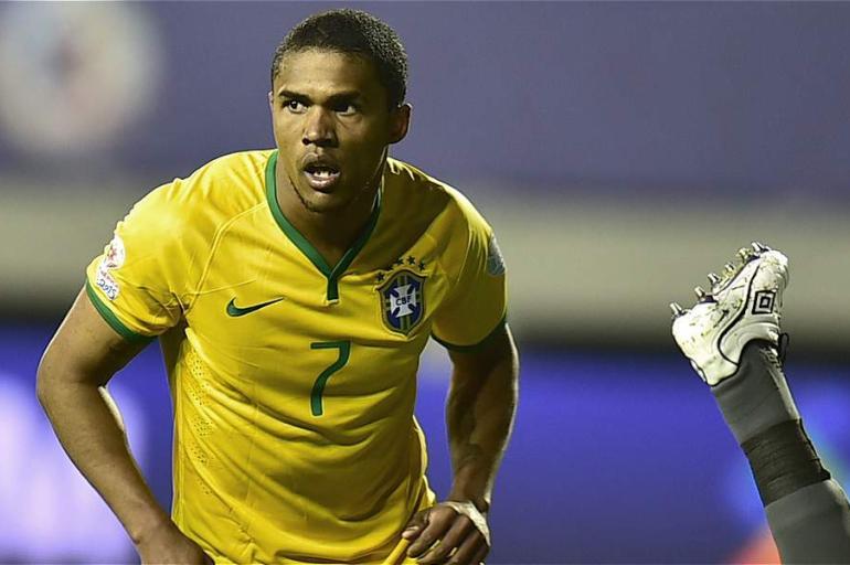 Douglas Costa ya sabe lo que es celebrar con la camiseta de Brasil.