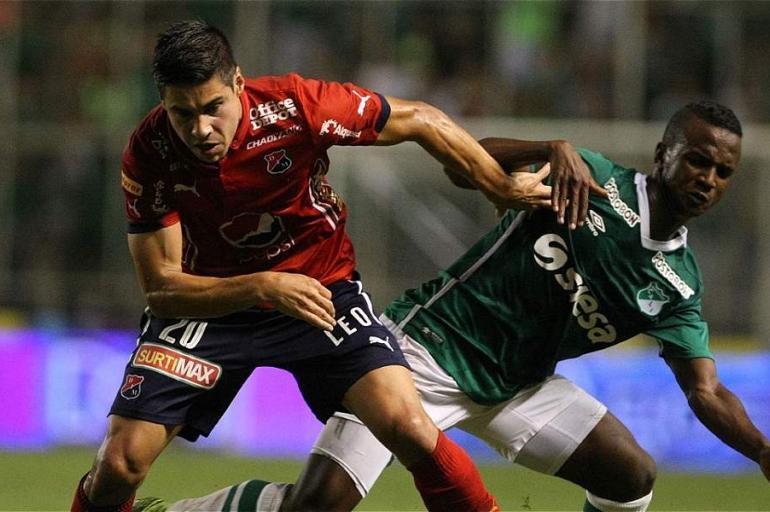 'Mao' Molina (izq.), anotó el tanto del triunfo del Medellín en el 1-2 sobre Cali, en Palmaseca.