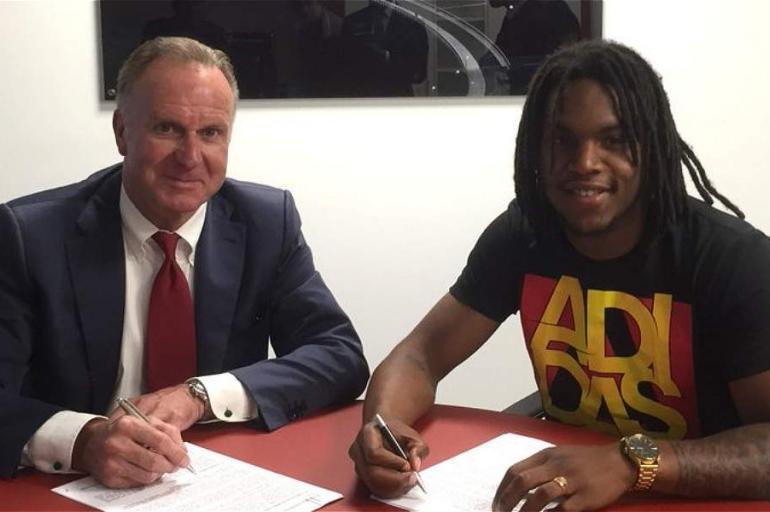Renato Sanches (der.), nuevo jugador del Bayern Múnich, de Alemania.