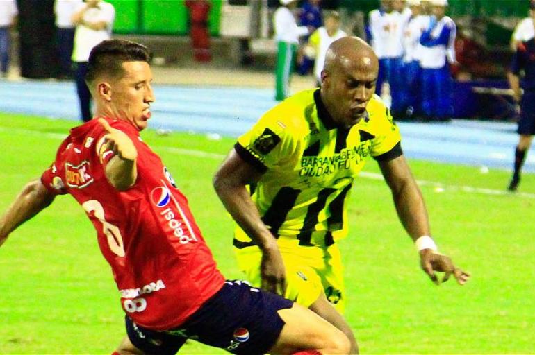 Felipe Banguero (der.), durante un juego con Alianza.