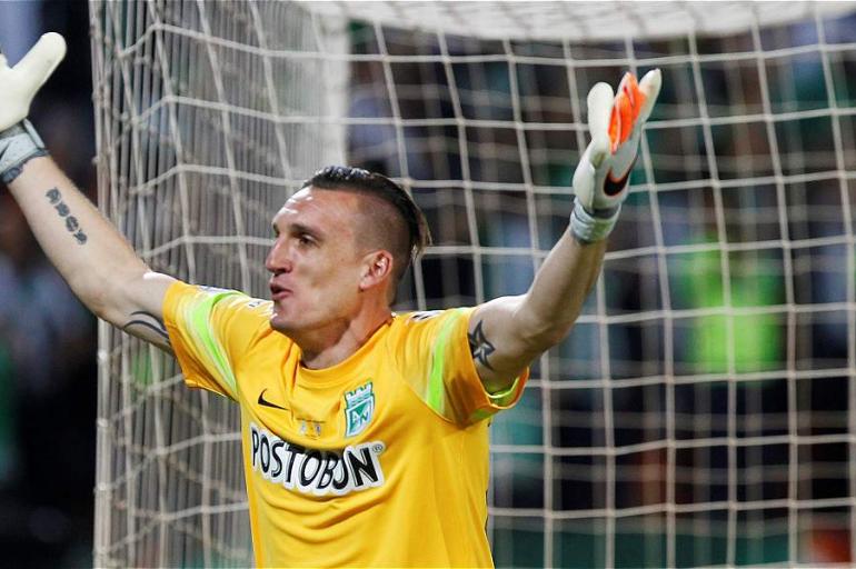 Franco Armani, en el festejo del gol de Nacional frente a Independiente del Valle.