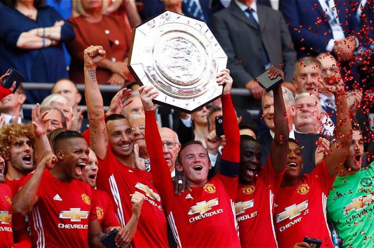 Jugadores del Manchester United festejan el título de la Community Shield.