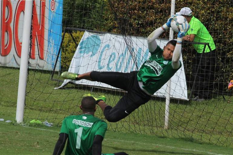 Luis Enrique Martínez o Cristian Bonilla (de espaldas) ocuparán el arco verde en el duelo contra el equipo bogotano.
