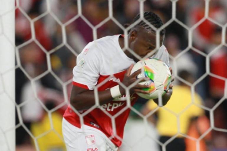 Hugo Rodallega celebra gol en Santa Fe vs Junior.