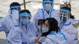 BBC Mundo: Un grupo de trabajadoras médicas con equipos de protección personal se abrazan