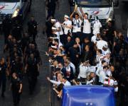 Los campeones del mundo por las calles de París.