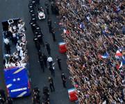 Los campeones del mundo por las calles de París.