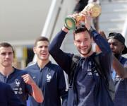 Hugo Lloris enseñando el trofeo.