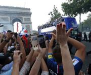 Los campeones del mundo por las calles de París.