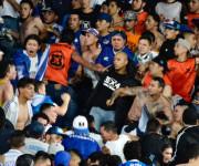 Los aficionados del embajador se calentaron en el entretiempo.