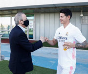 Así luce James Rodríguez con la nueva camiseta del Real Madrid.