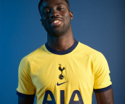 Dávinson presentó la nueva camiseta del Tottenham.