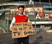"El fútbol es un show de televisión", protestaba un aficionado del Arsenal ayer en Londres fuera del Emirates Stadium.