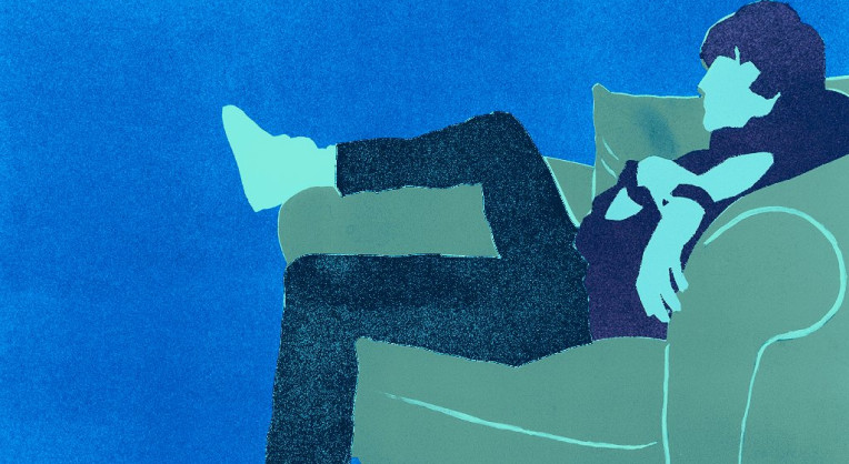 BBC Mundo: Chico sentado relajado en silla