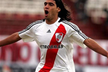 Uno de los m&aacute;s recordados y exitosos, adem&aacute;s de recientes colombianos que jugaron en River, Falcao se hizo grande en la cantera, gan&oacute; con el primer equipo y rompe redes en Europa.