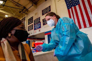 BBC Mundo: Una mujer negra recibe la vacuna contra la covid-19 en Estados Unidos.