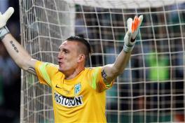 Franco Armani, en el festejo del gol de Nacional frente a Independiente del Valle.